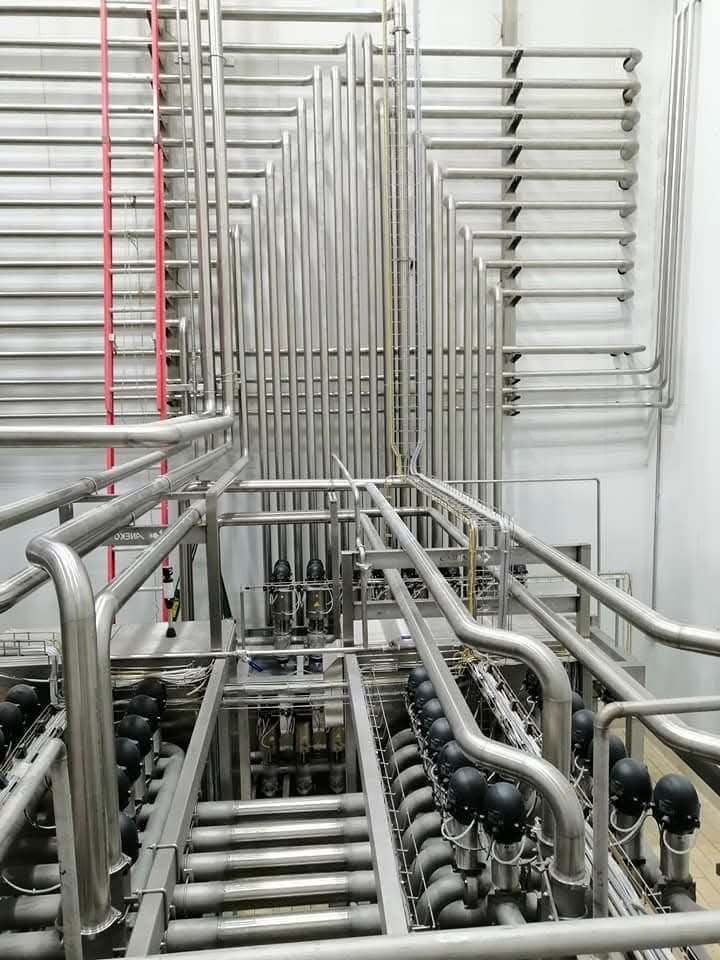Montaje de matriz de tuberías sanitarias en acero inoxidable pulido para planta alimenticia por TUBERSOLD SAS